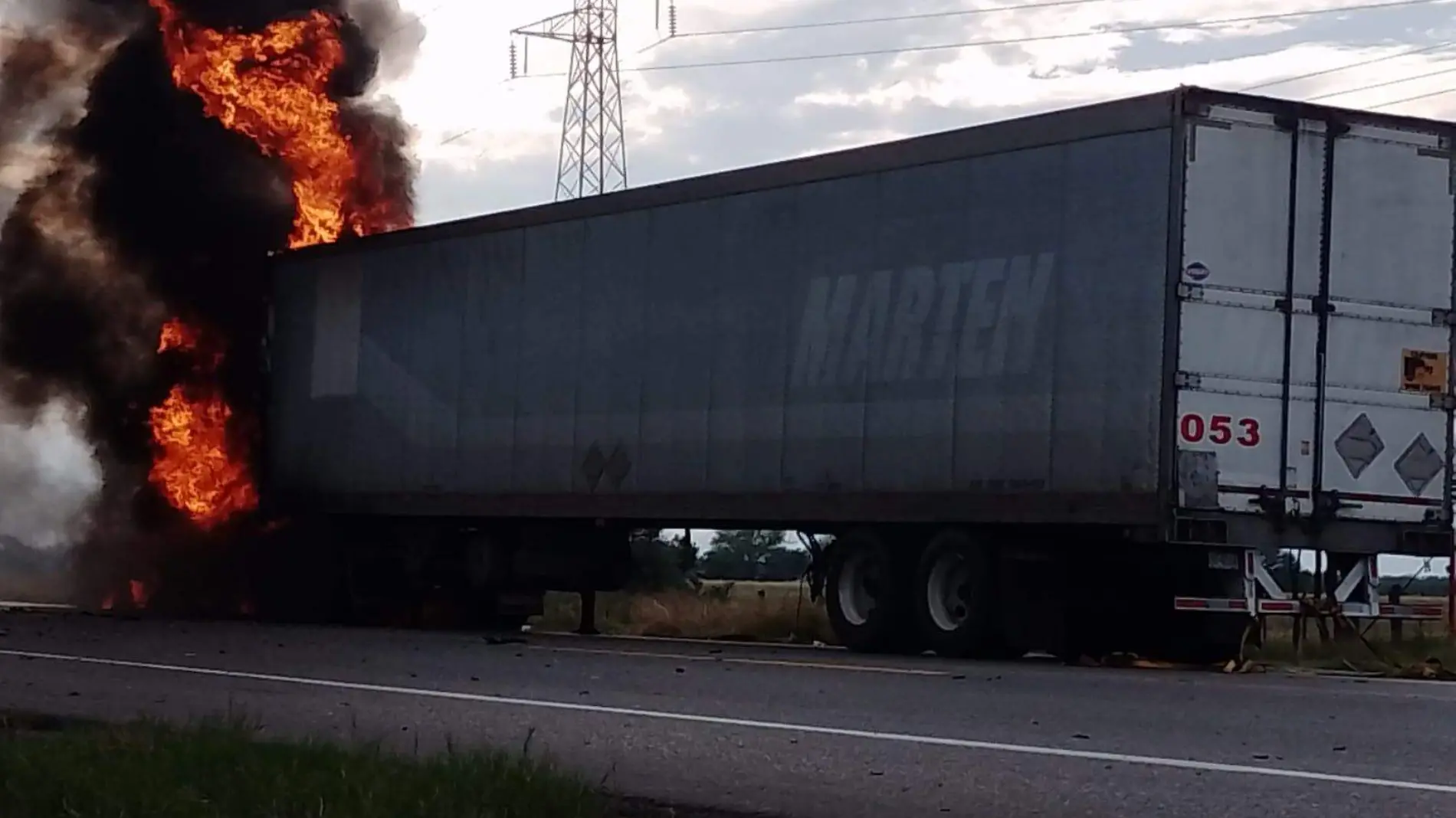 Incendio de tráiler ocasionó momentos de pánico en Güémez, Tamaulipas